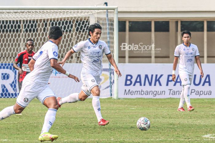 Gelandang Arema FC, Hanif Sjahbandi (tengah), sedang menguasai bola dalam laga pekan kelima Liga 1 2021 di Stadion Madya, Senayan, Jakarta, 29 September 2021.