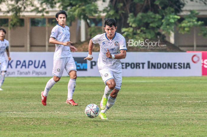 Dedik Setiawan saat membela Arema FC dalam kompetisi Liga 1.