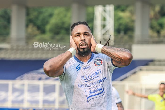 Striker Arema FC, Carlos Fortes, nampak sedang melakukan selebrasi seusai mencetak gol dalam laga pekan kelima Liga 1 2021 di Stadion Madya, Senayan, Jakarta, 29 September 2021.