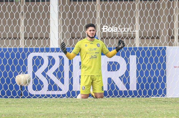 Kiper Arema FC, Adilson Maringa, sedang memanjatkan do'a jelang laga pekan kelima Liga 1 2021 di Stadion Madya, Senayan, Jakarta, 29 September 2021.