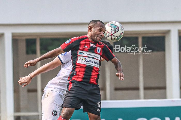 Pemain sayap kanan Persipura Jayapura, Yohanes Pahabol, sedang menyundul bola dalam laga pekan kelima Liga 1 2021 di Stadion Madya, Senayan, Jakarta, 29 September 2021.