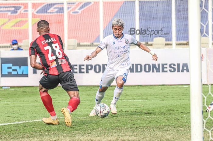 Pemain sayap kiri Arema FC, Kushedya Hari Yudo (kanan), sedang menguasai bola dalam laga pekan kelima Liga 1 2021 di Stadion Madya, Senayan, Jakarta, 29 September 2021.