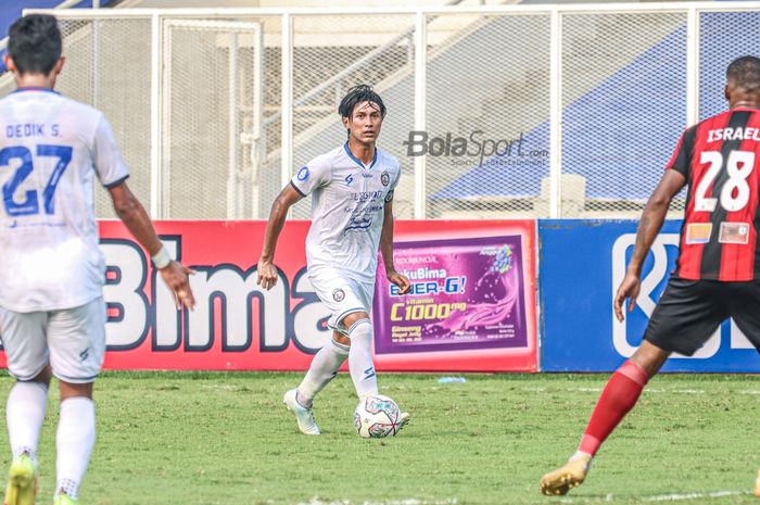 Bek sayap kiri Arema FC, Johan Alfarizi, sedang menguasai bola dalam laga pekan kelima Liga 1 2021 di Stadion Madya, Senayan, Jakarta, 29 September 2021.