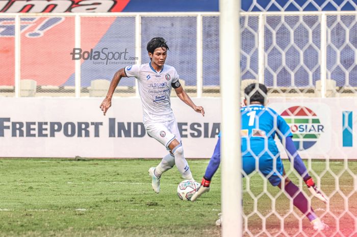 Bek sayap kiri Arema FC, Johan Alfarizi (kiri), sedang menguasai bola dalam laga pekan kelima Liga 1 2021 di Stadion Madya, Senayan, Jakarta, 29 September 2021.