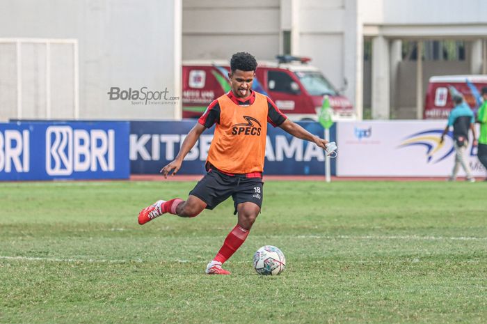 Bek sayap kiri Persipura Jayapura, David Rumakiek, nampak akan menendang bola dalam pemanasan laga pekan kelima Liga 1 2021 di Stadion Madya, Senayan, Jakarta, 29 September 2021.