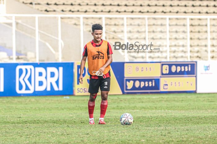 Bek sayap kiri Persipura Jayapura, David Rumakiek, sedang melakukan pemanasan dalam laga pekan kelima Liga 1 2021 di Stadion Madya, Senayan, Jakarta, 29 September 2021.