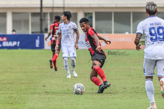 Pemain sayap kanan Persipura Jayapura, Ramai Rumakiek, sedang menguasai bola dalam laga pekan kelima Liga 1 2021 di Stadion Madya, Senayan, Jakarta, 29 September 2021.