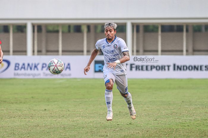 Pemain sayap kiri Arema FC , Kushedya Hari Yudo, sedang mengejar bola dalam laga pekan kelima Liga 1 2021 di Stadion Madya, Senayan, Jakarta, 29 September 2021.