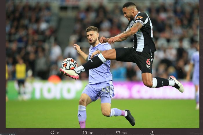 Aksi pemain Newcastle United, Jamaal Lascelles, dalam laga kontra Leeds United.