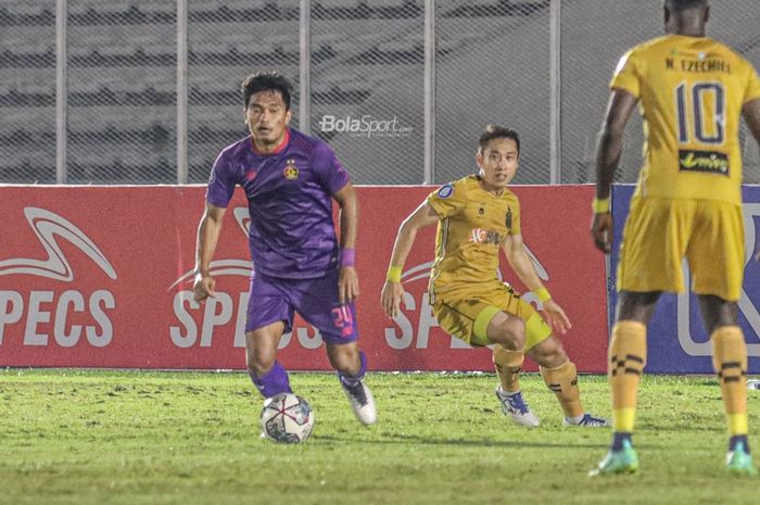 Gelandang Persik Kediri, Ahmad Agung Setia Budi (kiri), sedang menguasai bola dan dibayangi pemain Bhayangkara FC, Lee Yoo-joon (kanan), dalam laga pekan kelima Liga 1 2021 di Stadion Madya, Senayan, Jakarta, 29 September 2021.