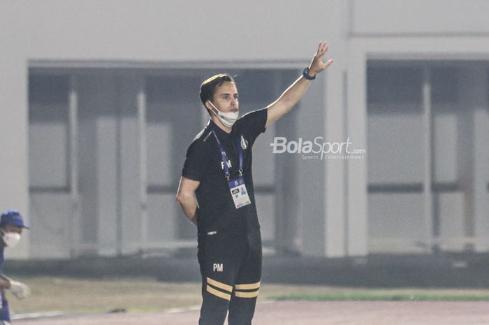 Pelatih Bhayangkara FC, Paul Munster, nampak sedang memberikan intruksi kepada para pemainnya dalam laga pekan kelima Liga 1 2021 di Stadion Madya, Senayan, Jakarta, 29 September 2021.