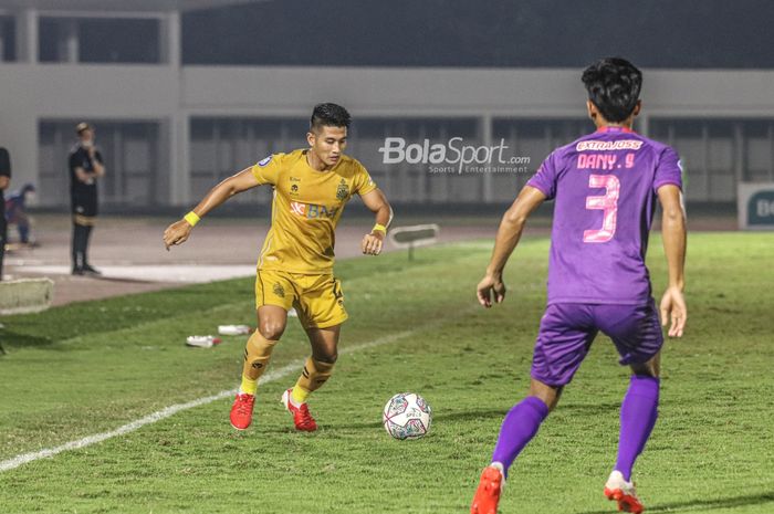 Bek sayap kanan Bhayangkara FC, I Putu Gede Juni Antara (kiri), sedang menguasai bola dalam laga pekan kelima Liga 1 2021 di Stadion Madya, Senayan, Jakarta, 29 September 2021.