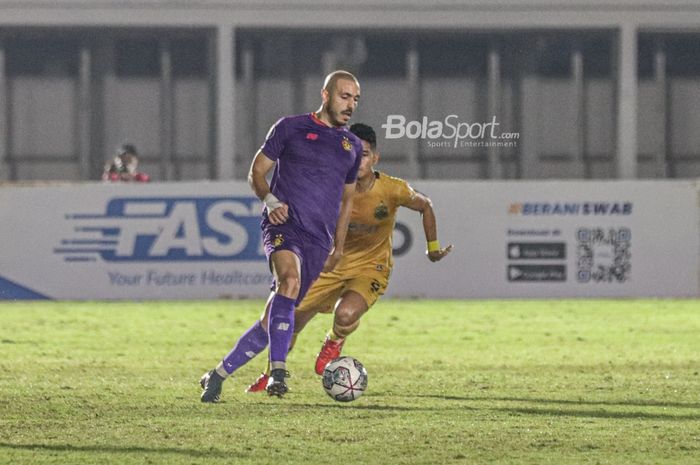 Striker Persik Kediri, Youssef Ezzejjari (jersey ungu), sedang menguasai bola dalam laga pekan kelima Liga 1 2021 di Stadion Madya, Senayan, Jakarta, 29 September 2021.