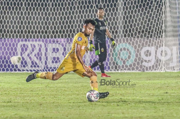 Gelandang Bhayangkara FC, Muhamad Hargianto, nampak akan menendang bola dalam laga pekan kelima Liga 1 2021 di Stadion Madya, Senayan, Jakarta, 29 September 2021.