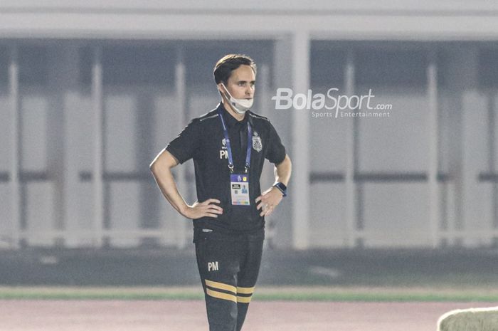 Pelatih Bhayangkara FC, Paul Munster, nampak sedang mengamati para pemainnya dalam laga pekan kelima Liga 1 2021 di Stadion Madya, Senayan, Jakarta, 29 September 2021.