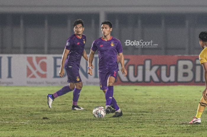 Gelandang Persik Kediri, Adi Eko Jayanto (kanan), sedang menguasai bola dalam laga pekan kelima Liga 1 2021 di Stadion Madya, Senayan, Jakarta, 29 September 2021.