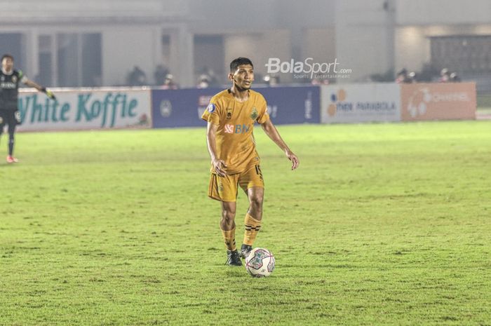 Gelandang Bhayangkara FC, Teuku Muhammad Ichsan alias TM Ichsan, nampak sedang menguasai bola dalam laga pekan kelima Liga 1 2021 di Stadion Madya, Senayan, Jakarta, 29 September 2021.