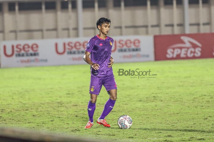 Bek sayap kiri Persik Kediri, Dany Saputra, sedang menguasai bola dalam laga pekan kelima Liga 1 2021 di Stadion Madya, Senayan, Jakarta, 29 September 2021.