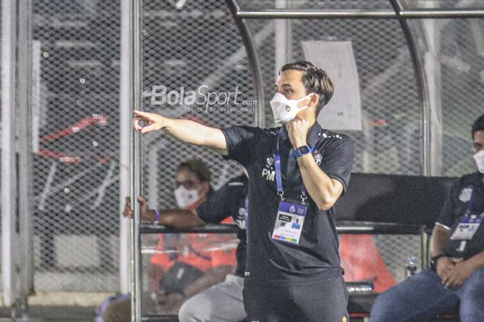 Pelatih Bhayangkara FC, Paul Munster, sedang memberikan intruksi kepada para pemainnya dalam laga pekan kelima Liga 1 2021 di Stadion Madya, Senayan, Jakarta, 29 September 2021.