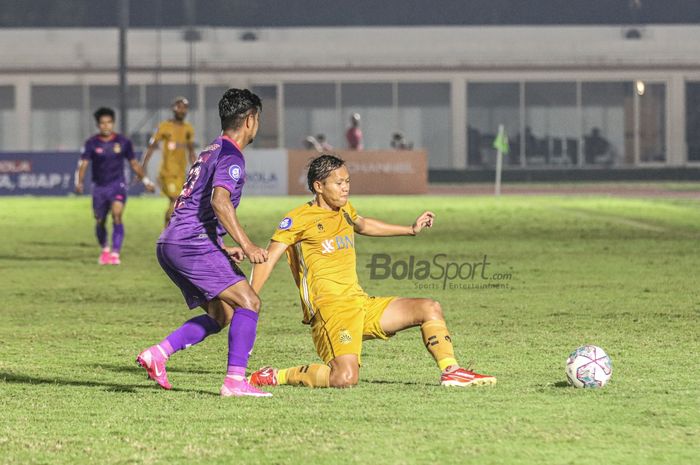 Gelandang Bhayangkara FC, Adam Alis (kanan), nampak sedang memotong pergerakan bola lawan dalam laga pekan kelima Liga 1 2021 di Stadion Madya, Senayan, Jakarta, 29 September 2021.