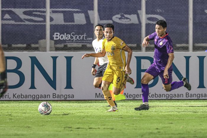 Gelandang Bhayangkara FC, Evan Dimas (kiri), nampak sedang menguasai bola dan dibayangi pemain Persik Kediri, Adi Eko Jayanto (kanan), dalam laga pekan kelima Liga 1 2021 di Stadion Madya, Senayan, Jakarta, 29 September 2021.