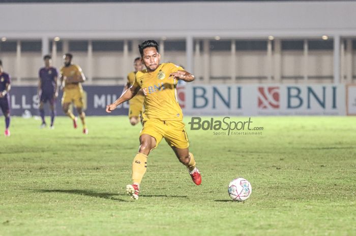 Pemain sayap kanan Bhayangkara FC, Andik Vermansah, sedang menguasai bola dalam laga pekan kelima Liga 1 2021 di Stadion Madya, Senayan, Jakarta, 29 September 2021.