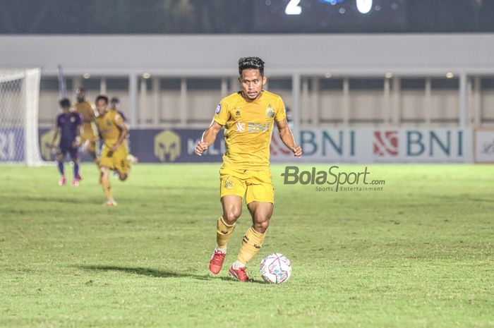 Pemain sayap kanan Bhayangkara FC, Andik Vermansah, sedang menguasai bola dalam laga pekan kelima Liga 1 2021 di Stadion Madya, Senayan, Jakarta, 29 September 2021.