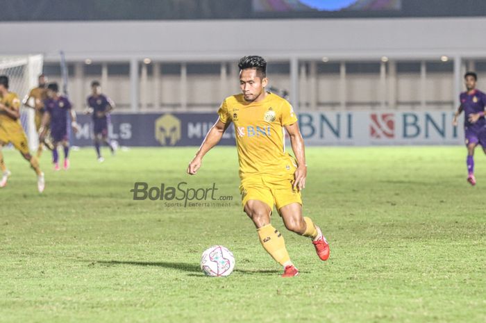 Pemain sayap kanan Bhayangkara FC, Andik Vermansah, sedang menguasai bola dalam laga pekan kelima Liga 1 2021 di Stadion Madya, Senayan, Jakarta, 29 September 2021.