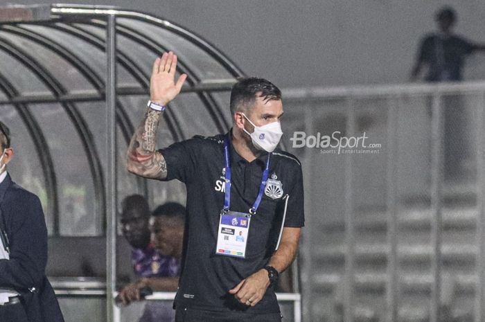 Direktur Teknik Bhayangkara FC, Simon McMenemy, nampak menghadari laga pekan kelima Liga 1 2021 di Stadion Madya, Senayan, Jakarta, 29 September 2021.