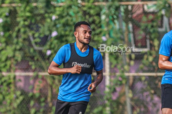 Pemain sayap kanan timnas Indonesia, Gunansar Mandowen, sedang mengikuti sesi latihan di Lapangan G (Panahan), Senayan, Jakarta, 2 Oktober 2021.