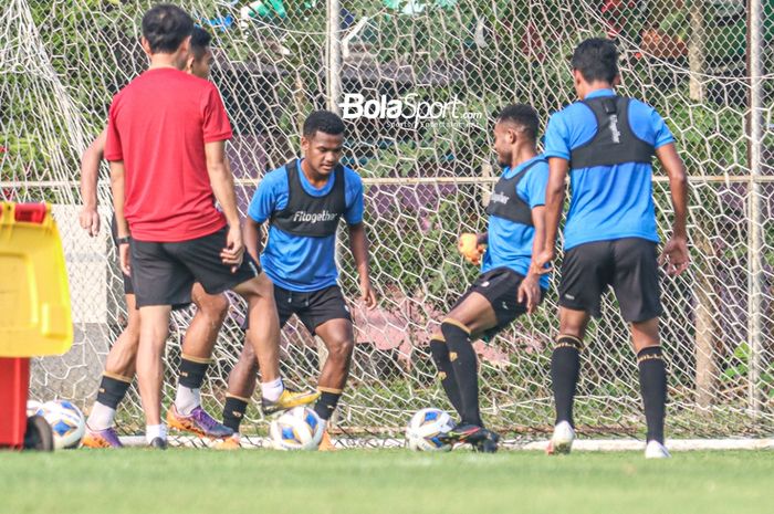 Ramai Rumakiek (kiri) sedang berlatih dengan sejumlah pemain timnas Indonesia di Lapangan G (Panahan), Senayan, Jakarta, 2 Oktober 2021.