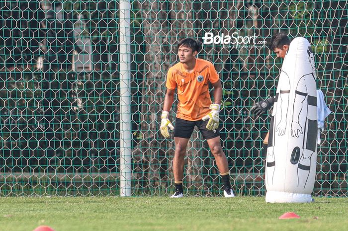 Kiper timnas Indonesia, Ernando Ari Sutaryadi, sedang berlatih di Lapangan G (Panahan), Senayan, Jakarta, 2 Oktober 2021.