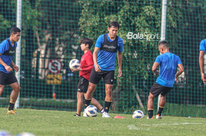 Gelandang timnas Indonesia, Adam Alis (tengah), sedang berlatih operan di Lapangan G (Panahan), Senayan, Jakarta, 2 Oktober 2021.