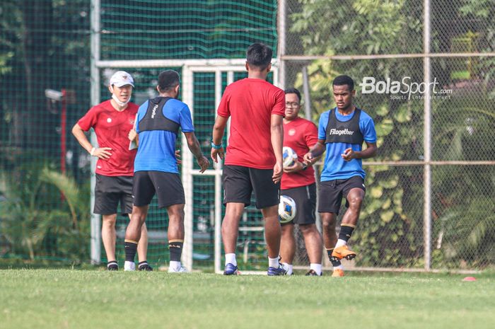 Pelatih timnas Indonesia, Shin Tae-yong (paling kiri) , sedang mengamati latihan yang dijalankan Ramai Rumakiek di Lapangan G (Panahan), Senayan, Jakarta, 2 Oktober 2021.