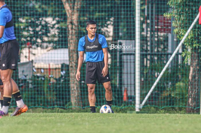 Bek timnas Indonesia, Rachmat Irianto, sedang menguasai bola dalam sesi latihan di Lapangan G (Panahan), Senayan, Jakarta, 2 Oktober 2021.