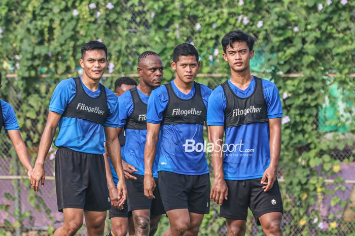 Sejumlah pemain timnas Indonesia (dari kiri ke kanan); Fachruddin Aryanto, Victor Igbonefo, Taufik Hidayat, dan Pratama Arhan dalam sesi latihan di Lapangan G (Panahan), Senayan, Jakarta, 2 Oktober 2021.