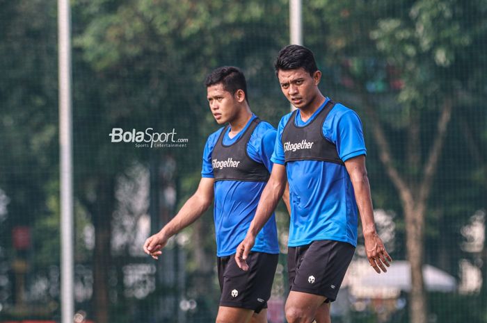 Dua penyerang timnas Indonesia, Taufik Hidayat (kiri) dan Dedik Setiawan (kanan), dalam sesi latihan di Lapangan G (Panahan), Senayan, Jakarta, 2 Oktober 2021.