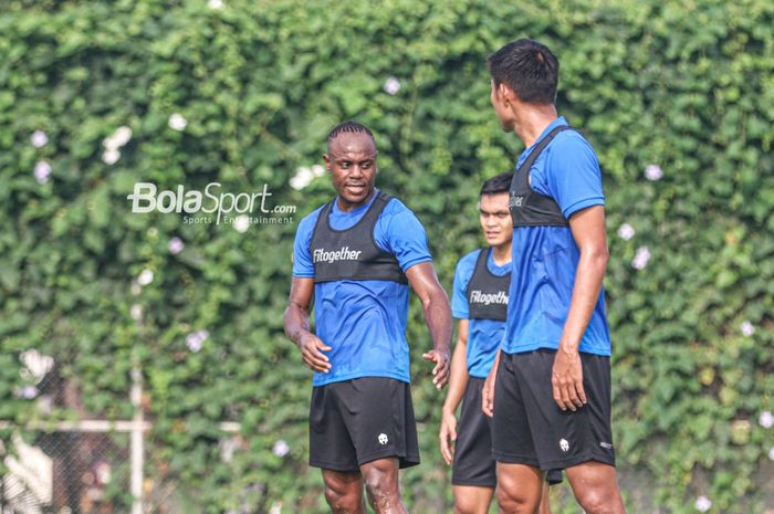 Bek timnas Indonesia, Victor Igbonefo (kiri), sedang memberikan arahan kepada rekannya dalam sesi latihan di Lapangan G (Panahan), Senayan, Jakarta, 2 Oktober 2021.