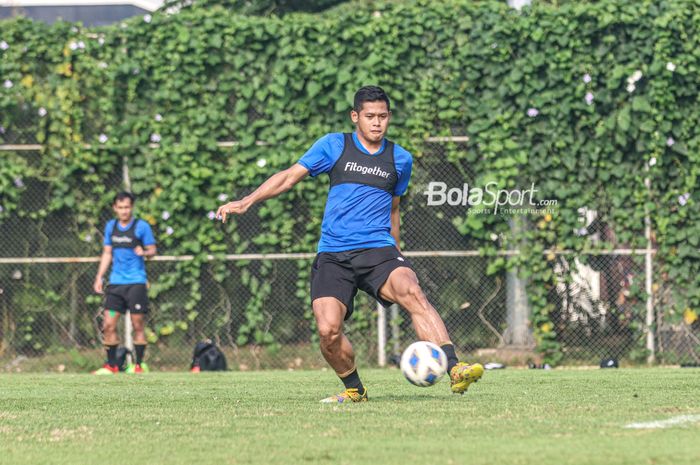 Striker timnas Indonesia, Taufik Hidayat, sedang menendang bola dalam sesi latihan di Lapangan G (Panahan), Senayan, Jakarta, 2 Oktober 2021.