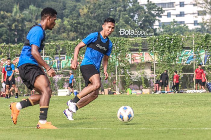 Bek sayap kiri timnas Indonesia, Miftah Anwar Sani (kanan), sedang menguasai bola dalam sesi latihan di Lapangan G (Panahan), Senayan, Jakarta, 2 Oktober 2021.