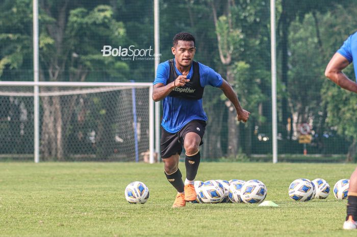 Pemain sayap kanan timnas Indonesia, Ramai Rumakiek, sedang berlari dalam sesi latihan di Lapangan G (Panahan), Senayan, Jakarta, 2 Oktober 2021.