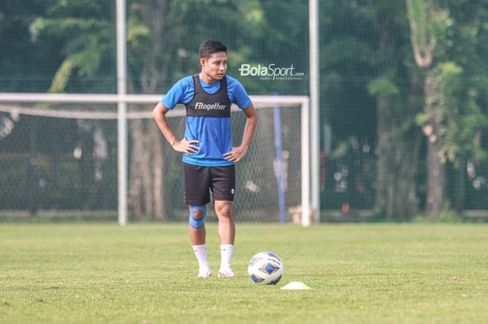 Evan Dimas nampak bersiap akan melakukan tendangan bebas dalam sesi latihan timnas Indonesia di Lapangan G (Panahan), Senayan, Jakarta, 2 Oktober 2021.