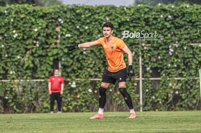 Kiper timnas Indonesia, Nadeo Argawinata, nampak sedang memberikan intruksi kepada rekan-rekannya dalam sesi latihan di Lapangan G (Panahan), Senayan, Jakarta, 2 Oktober 2021.