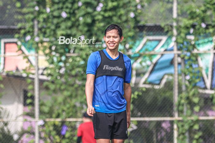 Adam Alis tersenyum dalam sesi latihan timnas Indonesia di Lapangan G (Panahan), Senayan, Jakarta, 2 Oktober 2021.