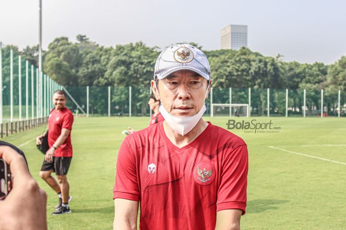 Pelatih Timnas Indonesia, Shin Tae-yong, sedang memberikan keterangan kepada awak media seusai timnya latihan di Lapangan G (Panahan), Senayan, Jakarta, 2 Oktober 2021.