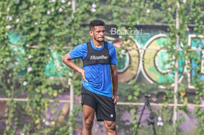 Gelandang timnas Indonesia, Ricky Kambuaya, sedang mengikuti latihan di Lapangan G (Panahan), Senayan, Jakarta, 2 Oktober 2021.