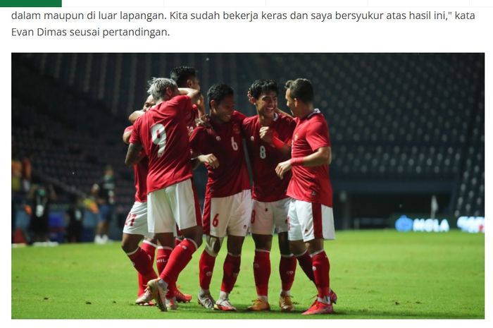 Evan Dimas diapit rekan-rekannya di Timnas Indonesia kala merayakan gol ke gawang Timnas Taiwan.