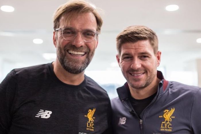 Juergen Klopp dan Steven Gerrard berfoto bersama saat masih bekerja sama di Liverpool.