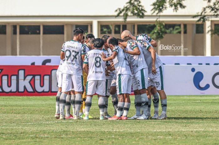 Skuat Tira Persikabo sedang melakukan briefing dalam laga pekan keenam Liga 1 2021 di Stadion Madya, Senayan, Jakarta, 2 Oktober 2021.