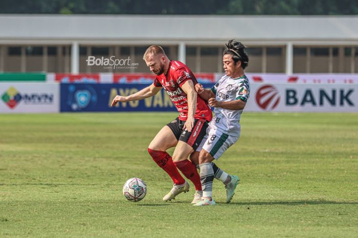 Striker Bali United, Melvin Platje (kiri), sedang menguasai bola dan dibayangi gelandang Tira Persikabo, Andre Oktaviansyah (kanan), dalam laga pekan keenam Liga 1 2021 di Stadion Madya, Senayan, Jakarta, 2 Oktober 2021.